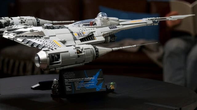 Lego verlangt 249,99 Euro für Mandos Starfighter - legt aber drei Geschenke drauf