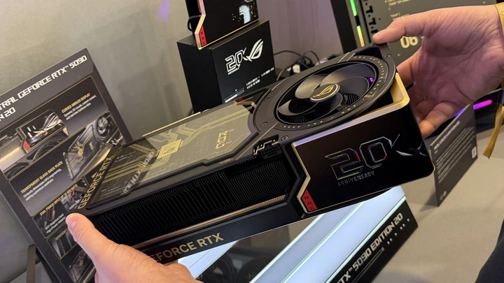 RTX 5090 w wersji jubileuszowej. ASUS stworzył kartę, obok której trudno przejść obojętnie