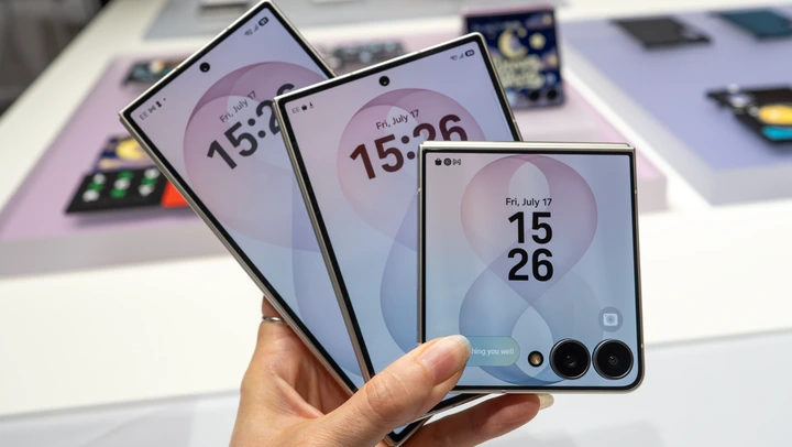 On a vu le Galaxy Z Flip 8 de Samsung : plus fin, plus puissant, mais une augmentation de prix qui fait mal