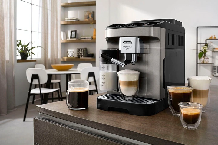 Café de barista en casa a mínimo histórico: esta cafetera DeLonghi con molinillo y espumador automático tiene 180 euros de descuento