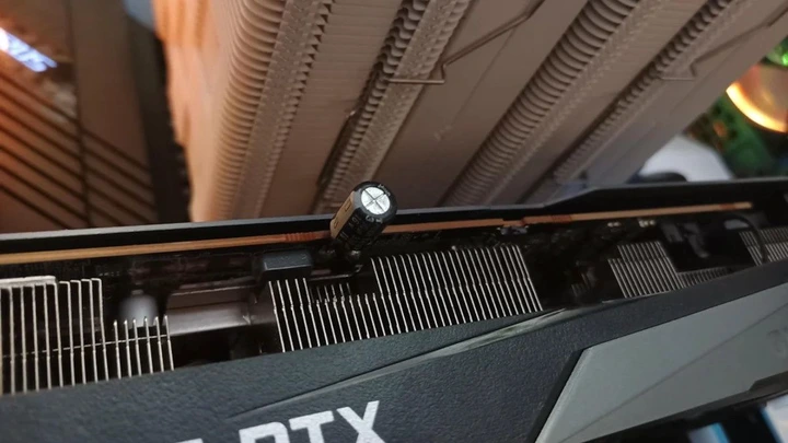 Serwis chciał fortuny. Uratował kartę RTX 3070 kondensatorem ze starego radia