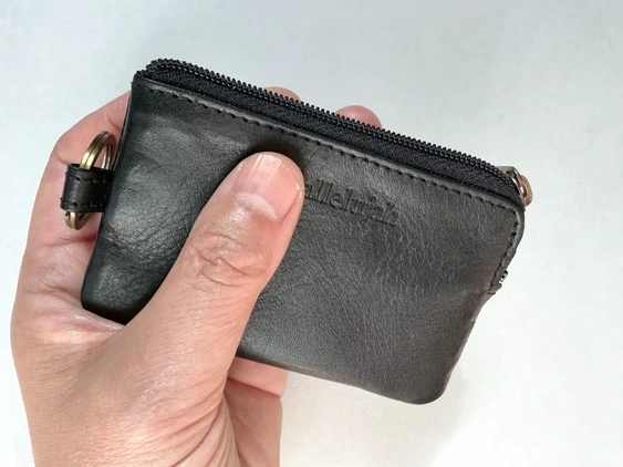 イヤホンや目薬を入れても。2,000円台で買える本革のミニ財布が何かと使い勝手がいいんです