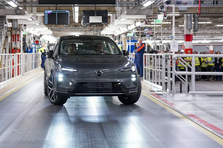 93 kg d’aluminium injectés en 0,08 seconde : on a visité l’usine futuriste qui fabrique le nouveau Volvo EX60