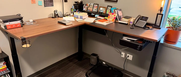 Uplift V3 L-shaped standing desk review: Beautifully built for a workstation setup