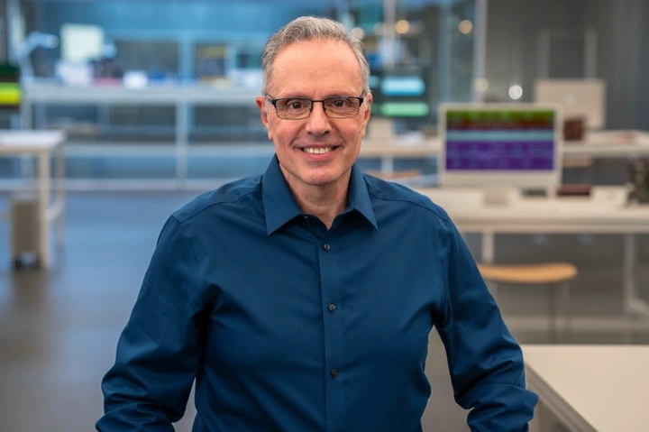 Avec le départ de Tim Cook, qui va s’occuper du hardware chez Apple ?