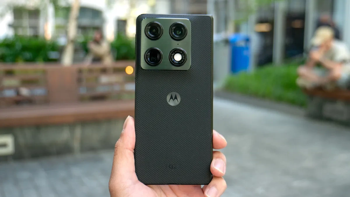 I tested the Motorola Razr Fold for a week and it’s unbelievable — Samsung, you’ve met your match