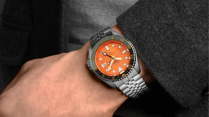 Seiko 5 GMT für 271 Euro: Rolex hat die Pepsi gestrichen, die bezahlbare Alternative bleibt
