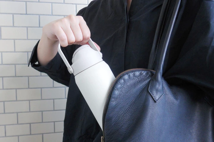 信号待ちの数秒でも水が飲める。ケユカの「ストロー式ボトル」が夏の通勤に手放せません