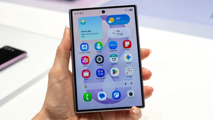 Samsung casse ses codes avec le Galaxy Z Fold 8 : premières impressions sur ce nouveau format “passeport” pensé pour contrer Apple