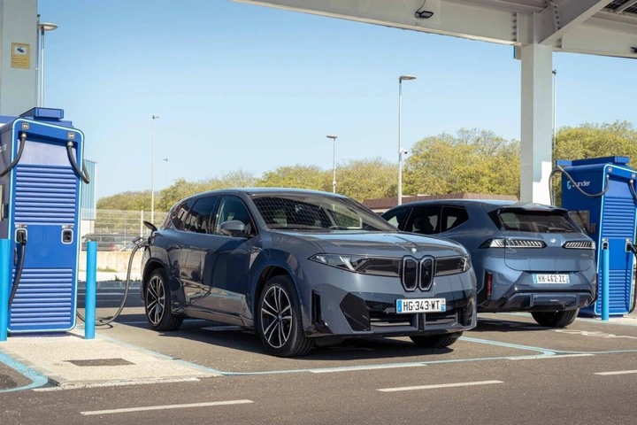 Oubliez les badges : recharger sa voiture électrique devient enfin aussi simple qu’une Tesla chez BMW