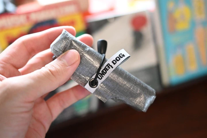 くるくる巻いて約10cm。ギア好きにはたまらないダイニーマを採用したエコバッグ