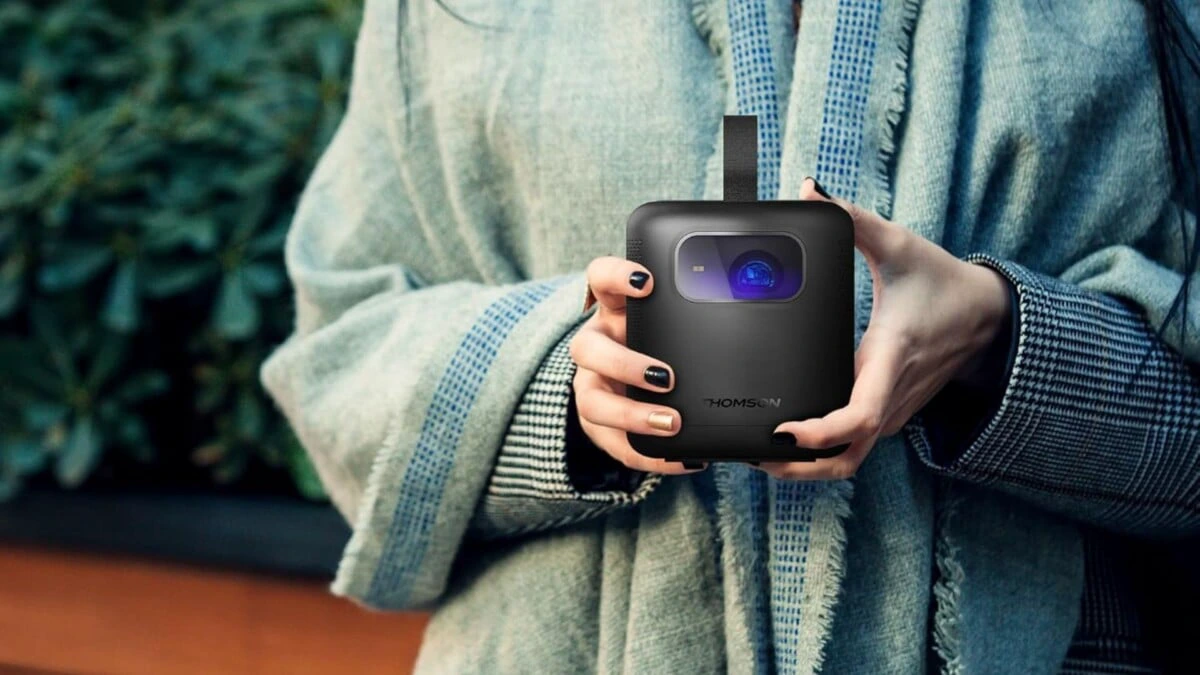 À -50 %, ce mini-vidéoprojecteur Full HD avec batterie intégrée devient le super deal de l’été
