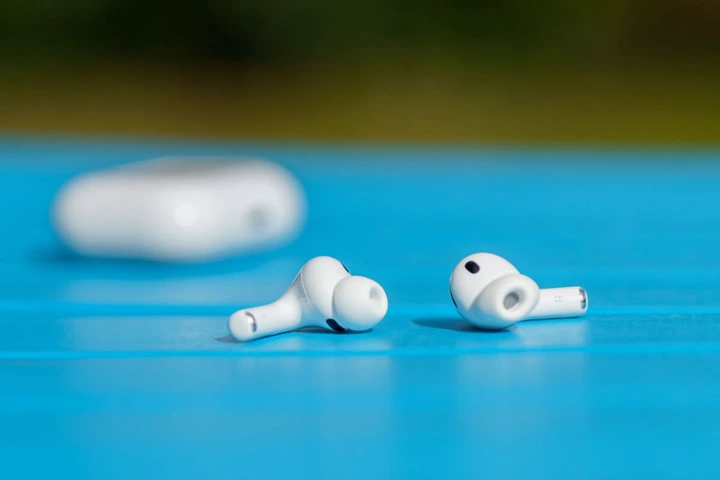 Strava sur iPhone se branche aux AirPods Pro 3 : adieu la montre cardio ?